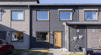Modernt radhus i barnvänliga bostadsområde i Täby